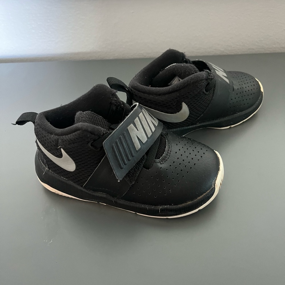Nike team hustle toddler shoe